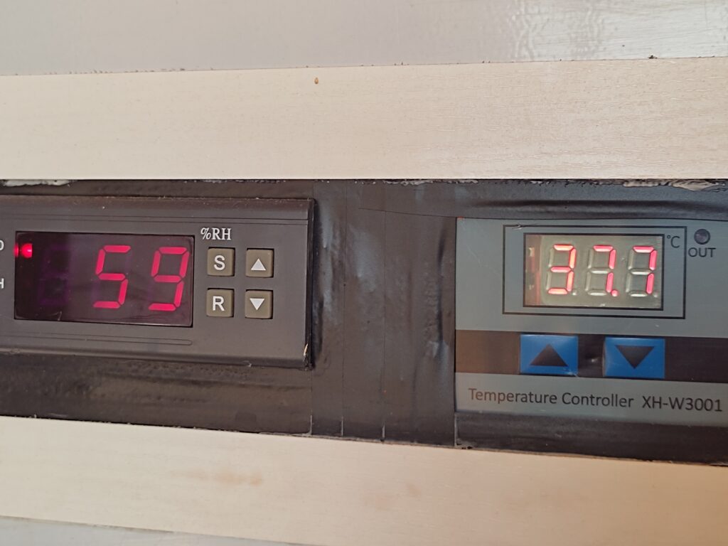 termostat a vlhkomer